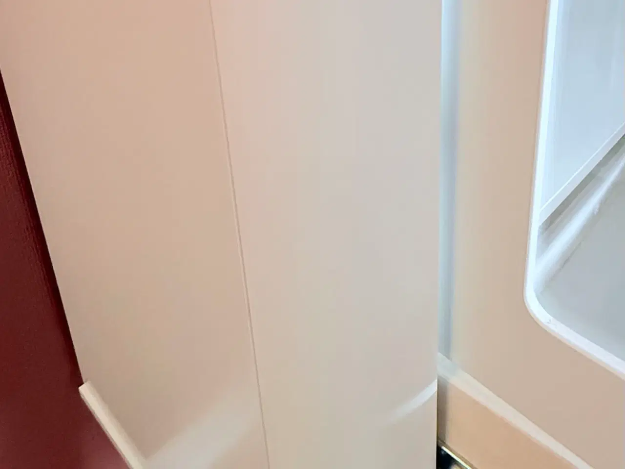 Billede 9 - Hvidt vitrineskab med glaslåger