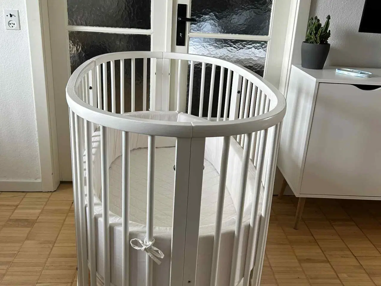 Billede 2 - Stokke tremmeseng - med madras og sengerand