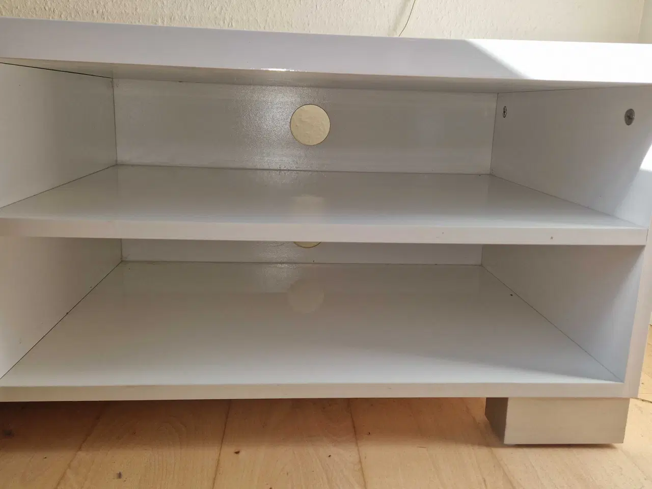 Billede 2 - JYSK AAKIRKEBY TV-bord i hvid højglans – pæn stand