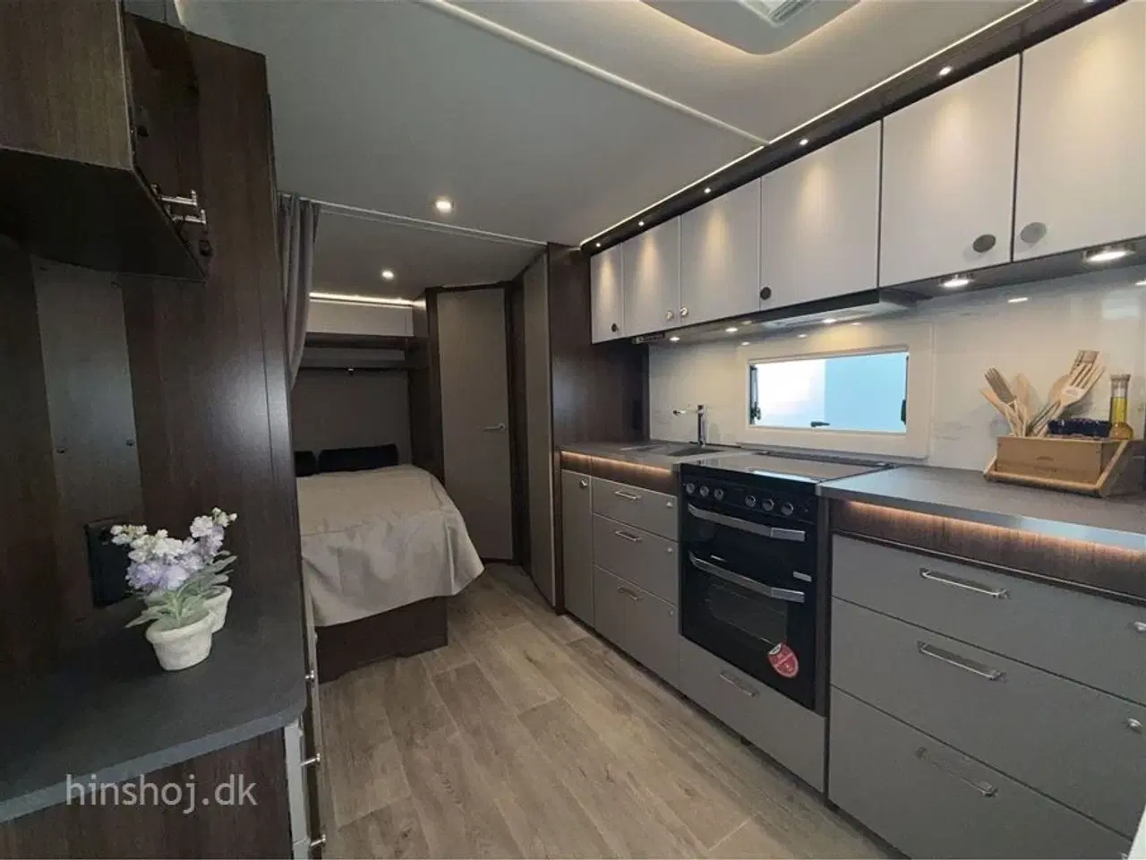 Billede 7 - 2026 - Polar Blueline 560 FD   Polar Blueline med fransk dobbeltseng og rundsiddegruppe fra Hinshøj Caravan