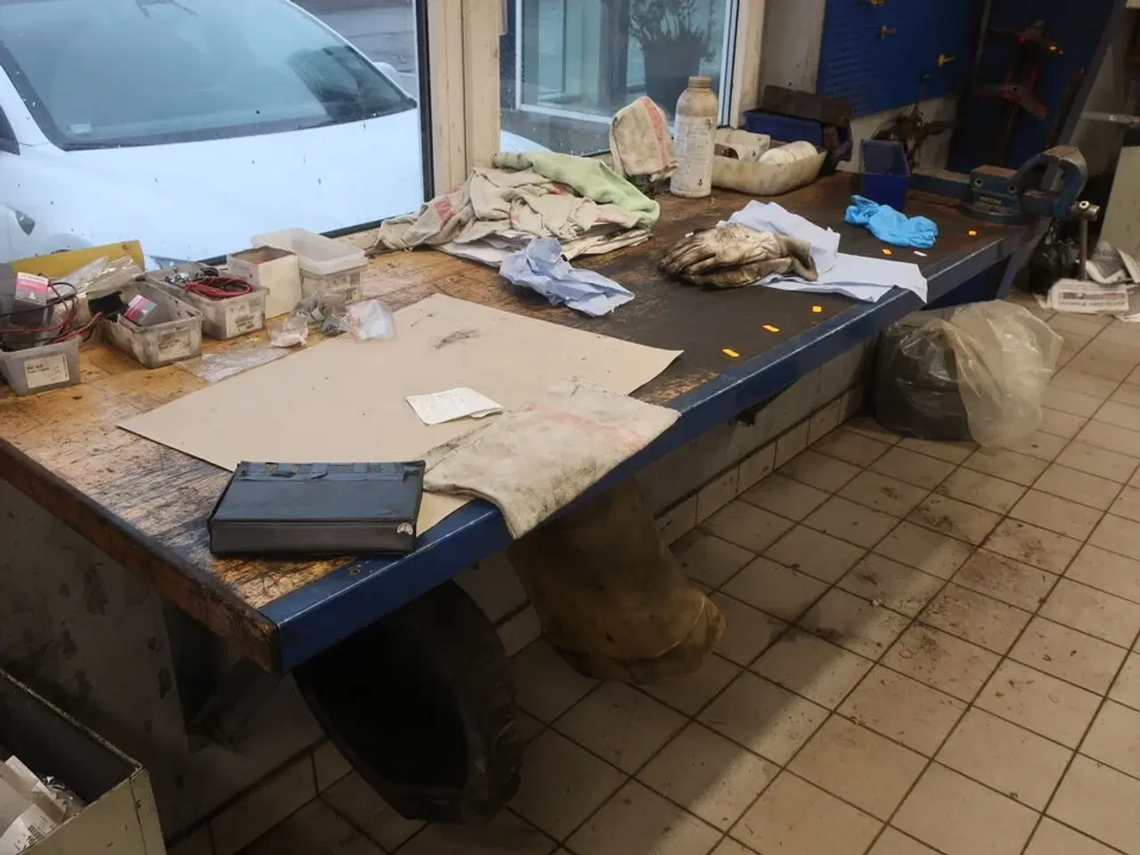 Billede 3 - Arbejdsbord med indhold