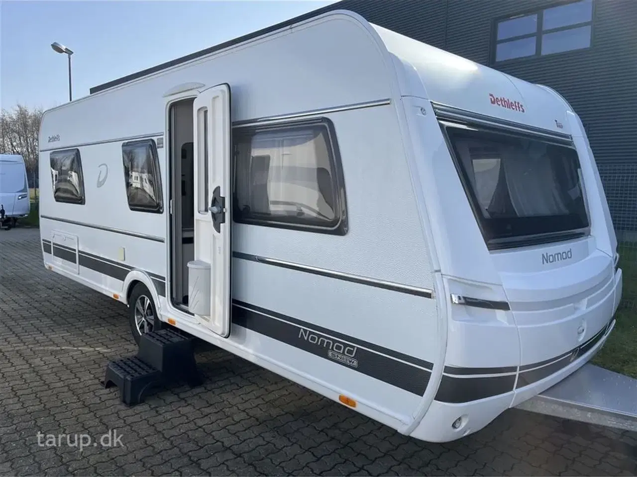 Billede 1 - 2020 - Dethleffs Nomad Snow 590 RF   Fortelt: Isabella Commodore, mover, ALDE centralvarme, vandbåren gulvvarme, rundsiddegruppe, tv-antenne, stort 140 l. køleskab m/ fryser,