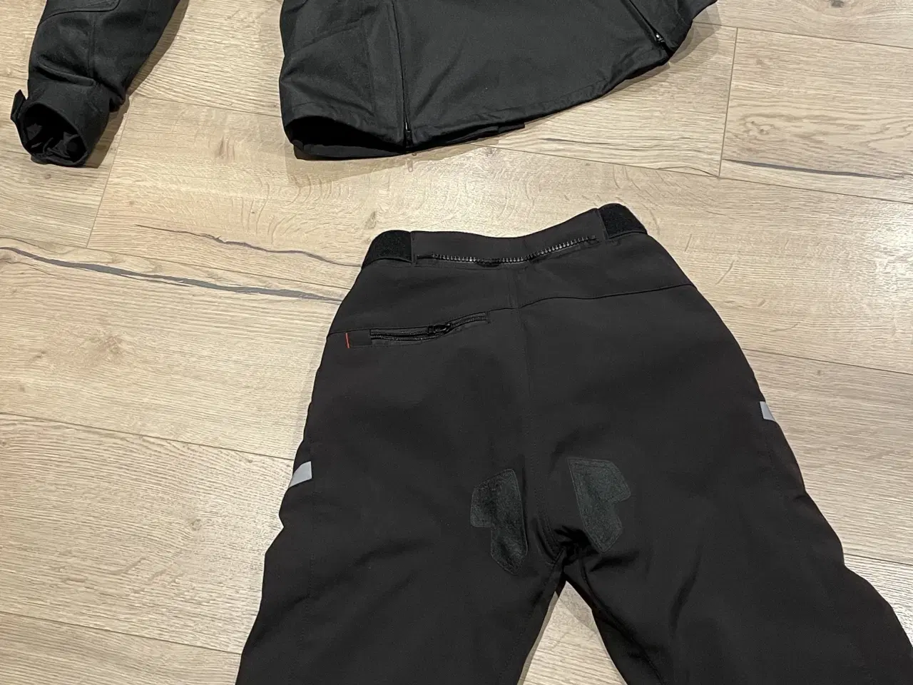 Billede 9 - Rigtig lækkert dame mc tøj str m