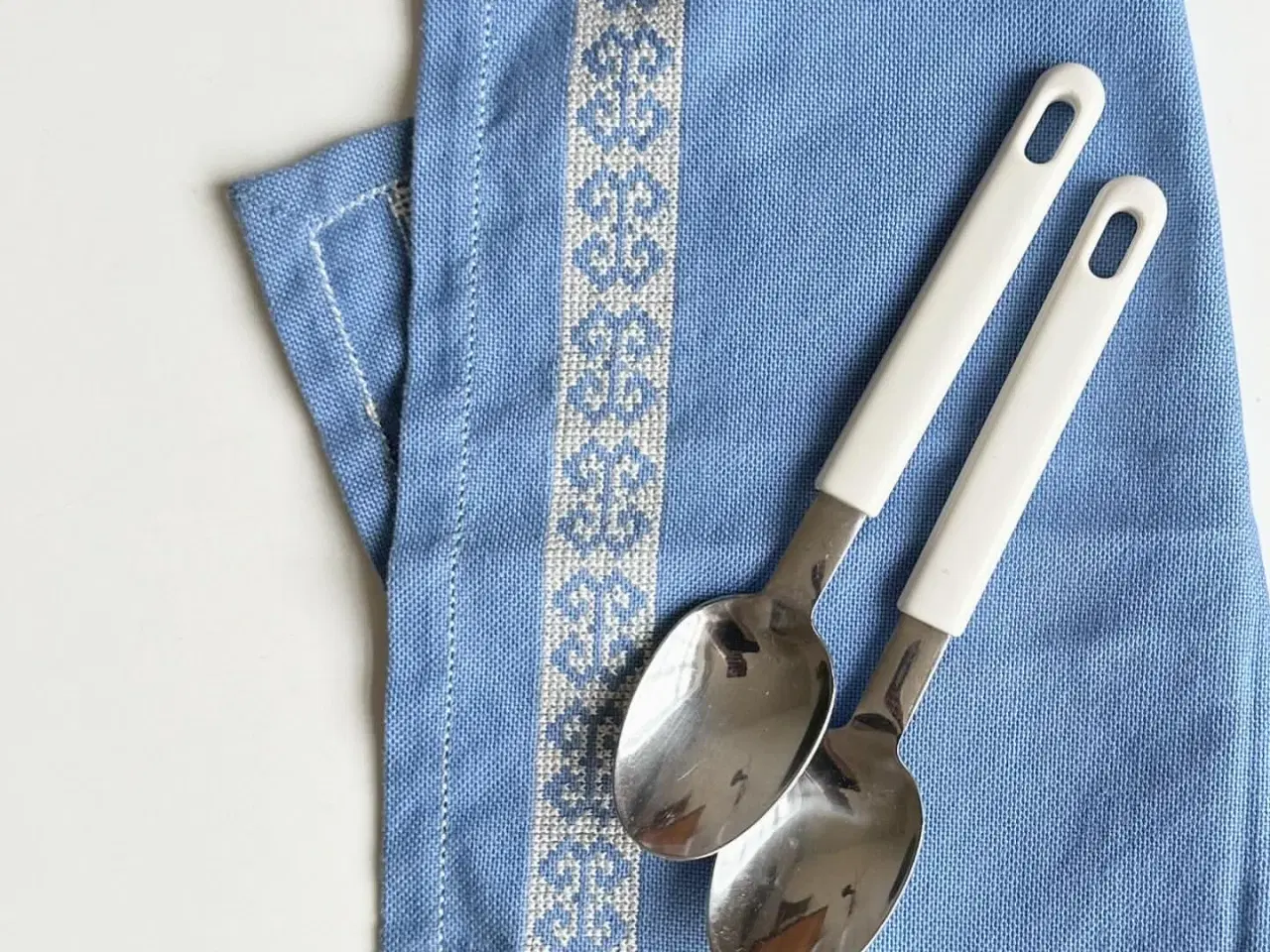 Billede 2 - Retrobestik, spiseskeer, hvid plast, 2 stk samlet