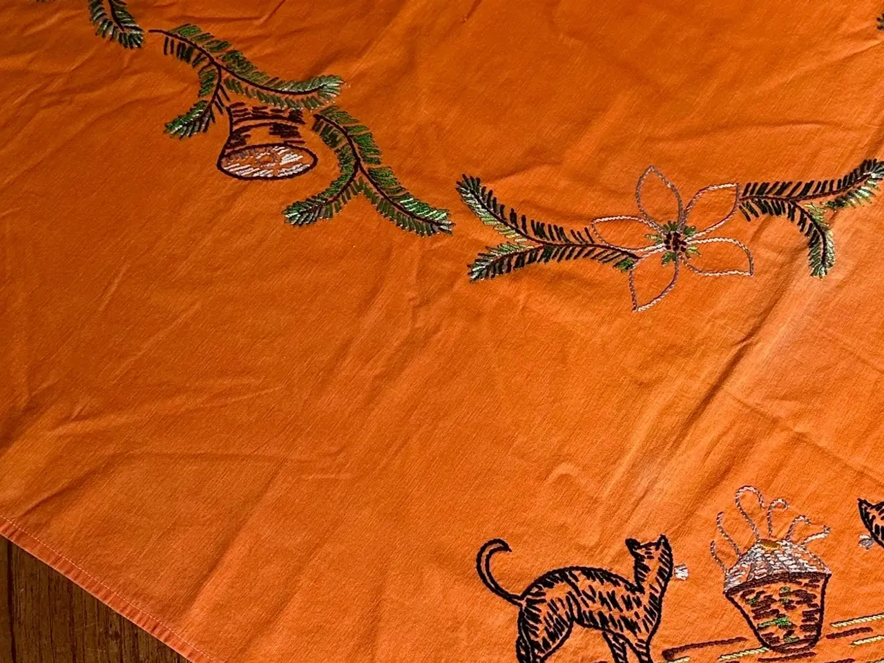 Billede 6 - Antik juledug, broderet m katte, 120 x 120 cm