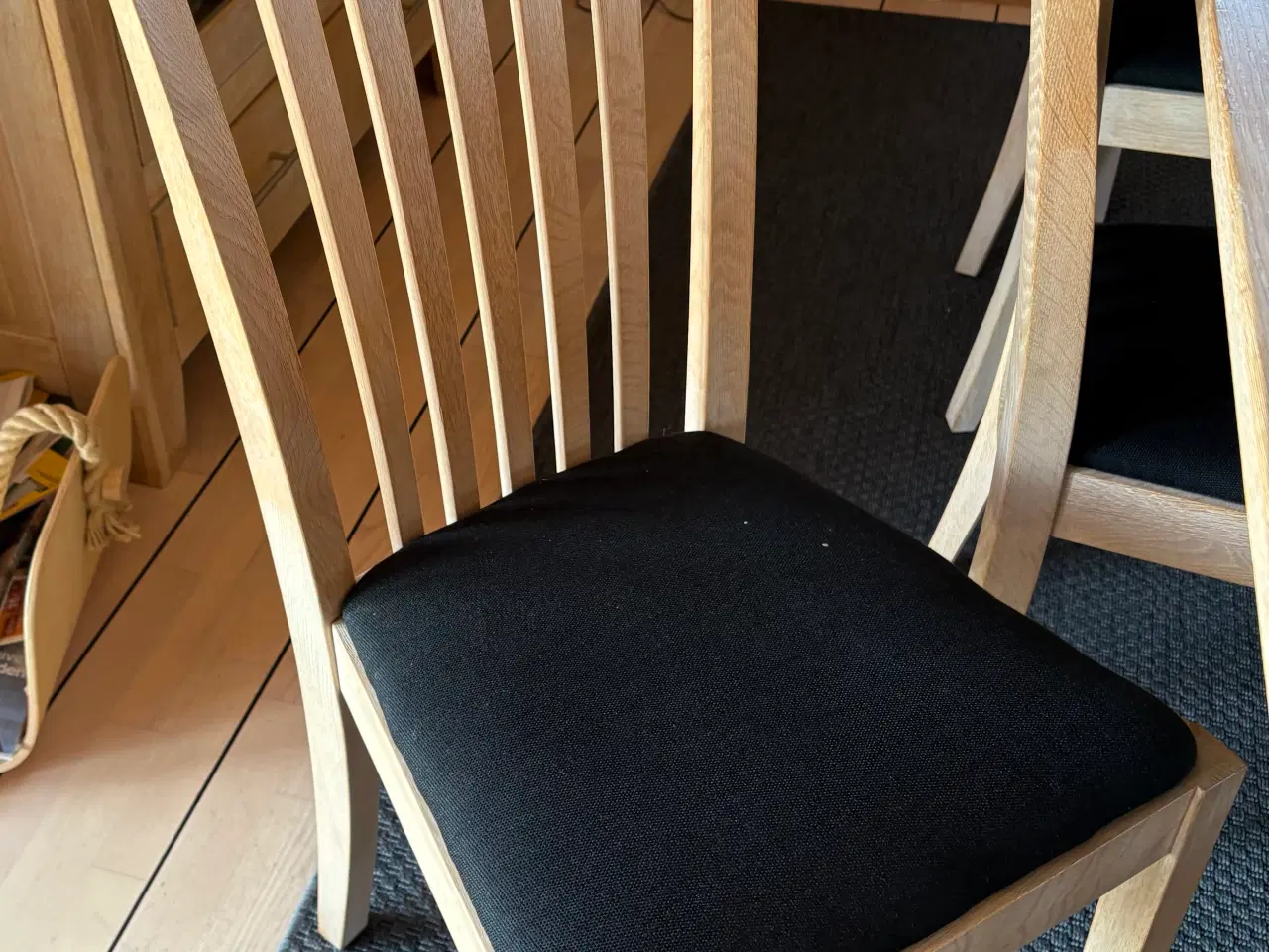 Billede 6 - Spisebord med 6 stole og 2 tillægsplader