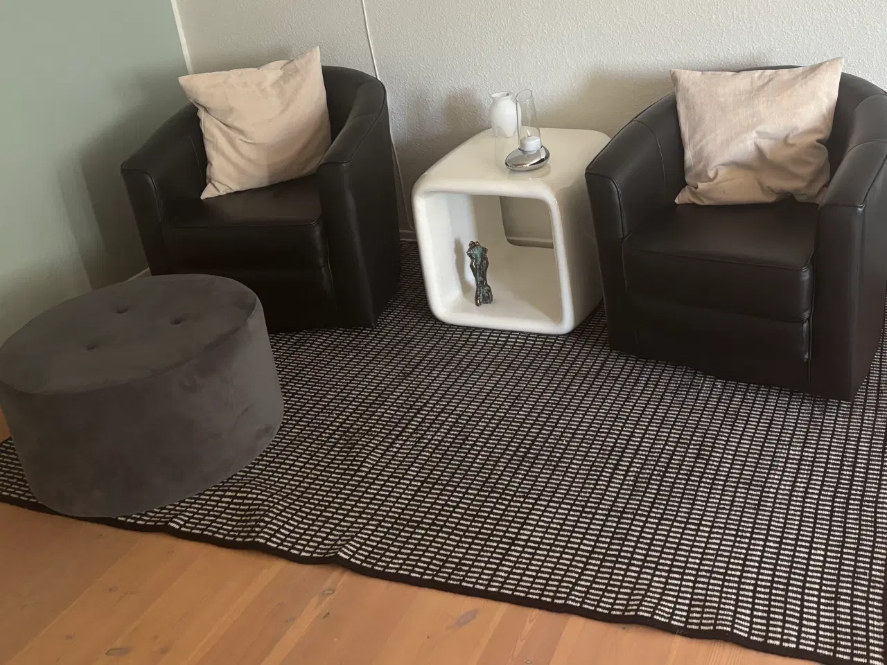 Billede 1 - 2 stk Sort stol+ puf + sofabord 