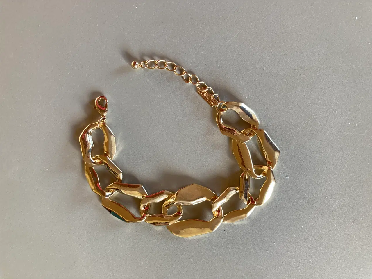 Billede 2 - Gyldent armbånd med store brudte former i leddene