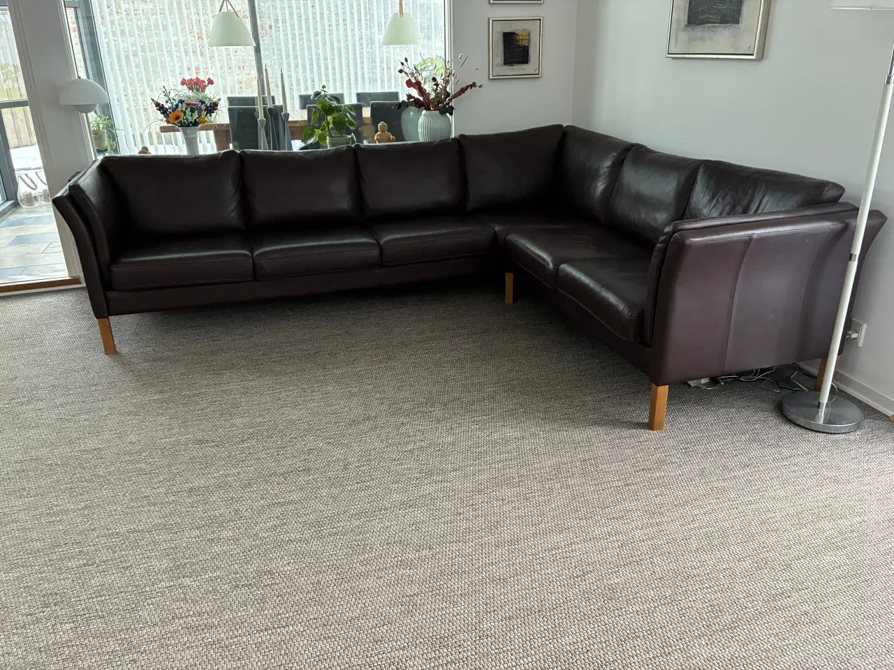 Billede 1 - Brun læderhjørnesofa med egetræsben 