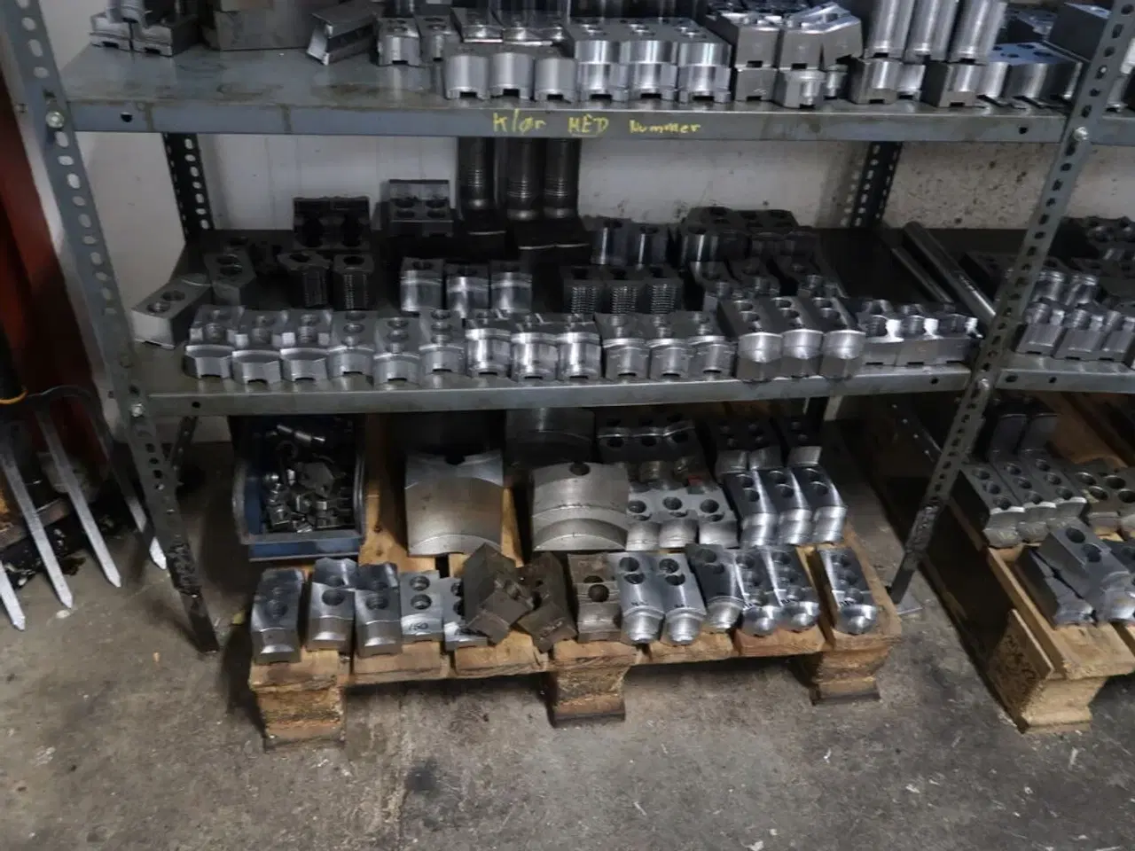 Billede 6 - 4 stk. reoler med div. Specialværktøj