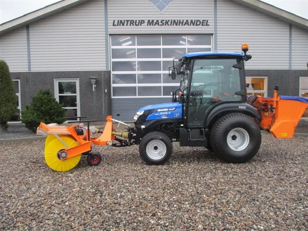 Billede 1 - Solis 26 HST Snow Edition med frontlift, front PTO, Thyregod TK 1600 kost, med hydraulisk sving og SSP140 saltudlægger