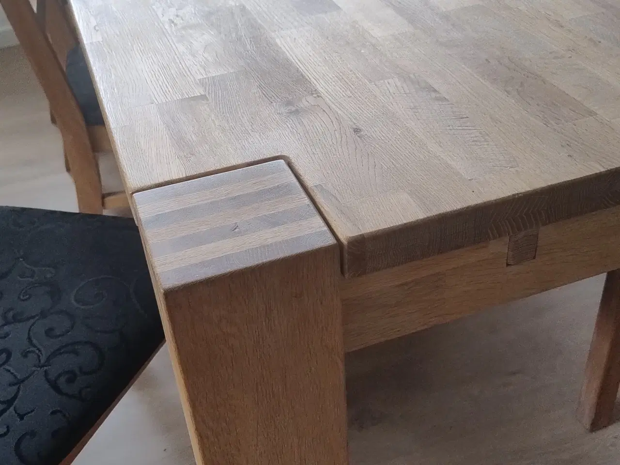 Billede 3 - Massivt egetræs spisebord med 6 stole 