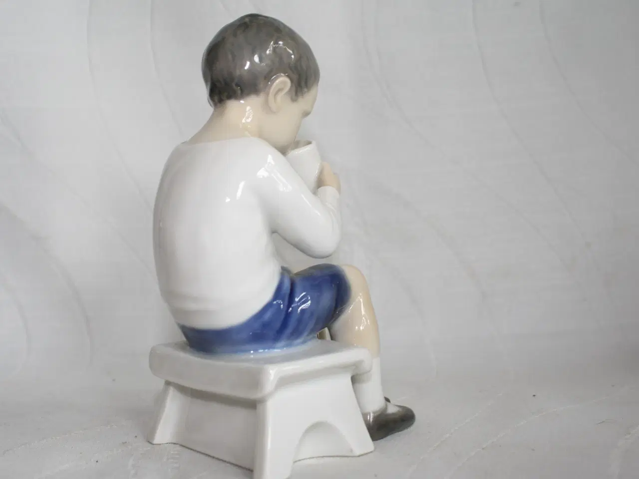 Billede 8 - Victor, Dreng med kop, figur fra Bing og Grøndahl
