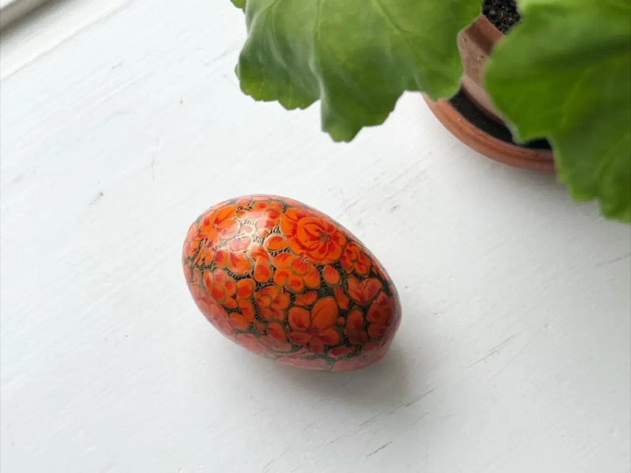 Billede 1 - Bemalet æg, koral/sort/guld