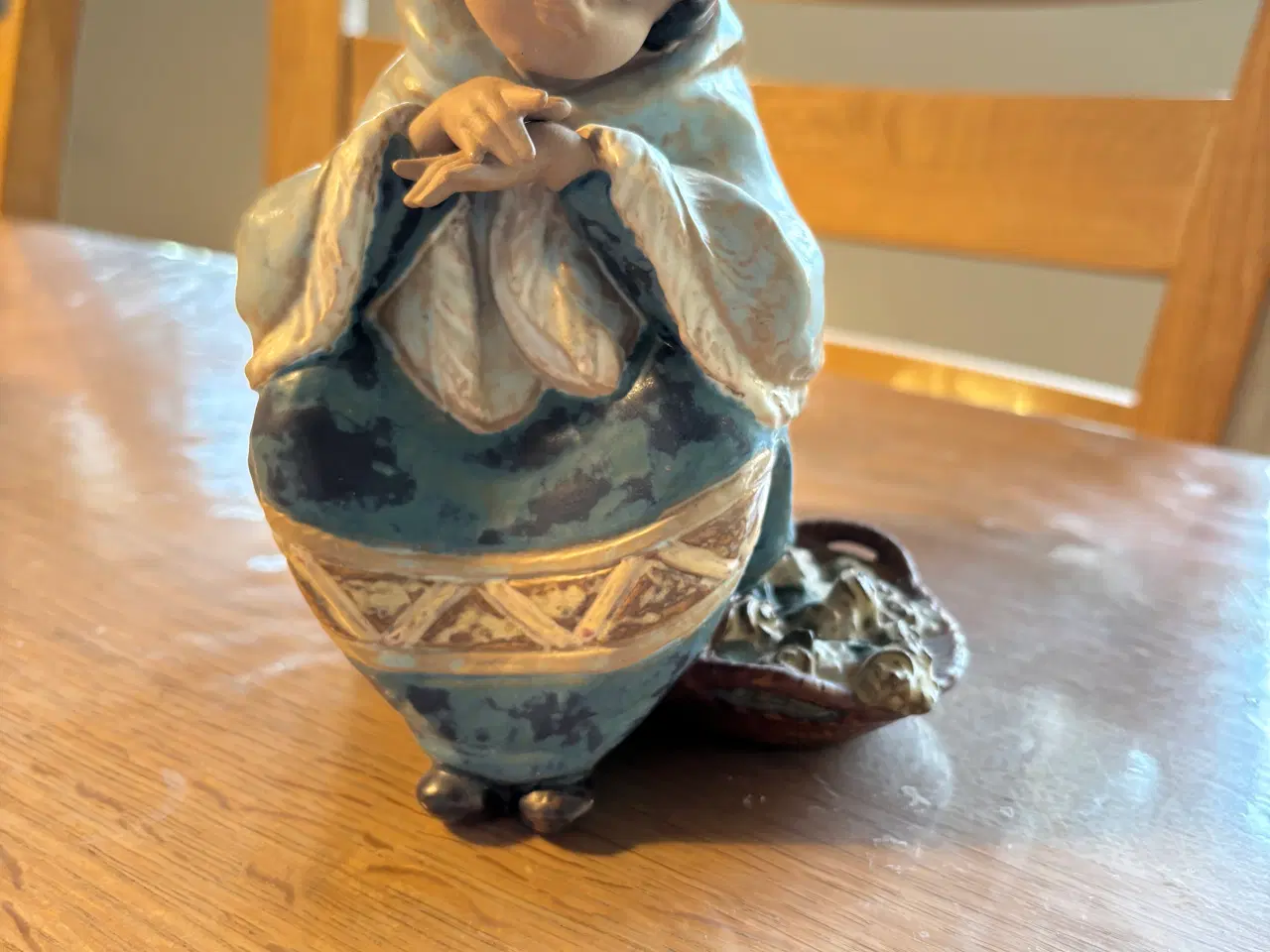 Billede 1 - Lladro Inuit figure of a seated girl with a basket