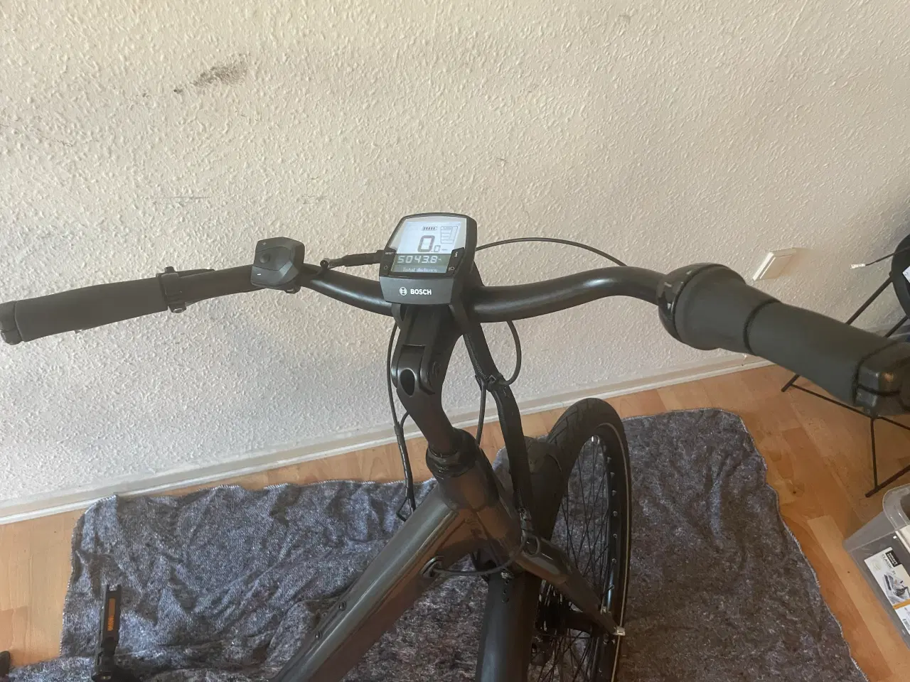 Billede 9 - Elcykel Trek District+ 1C - Grey L (500Wh) 