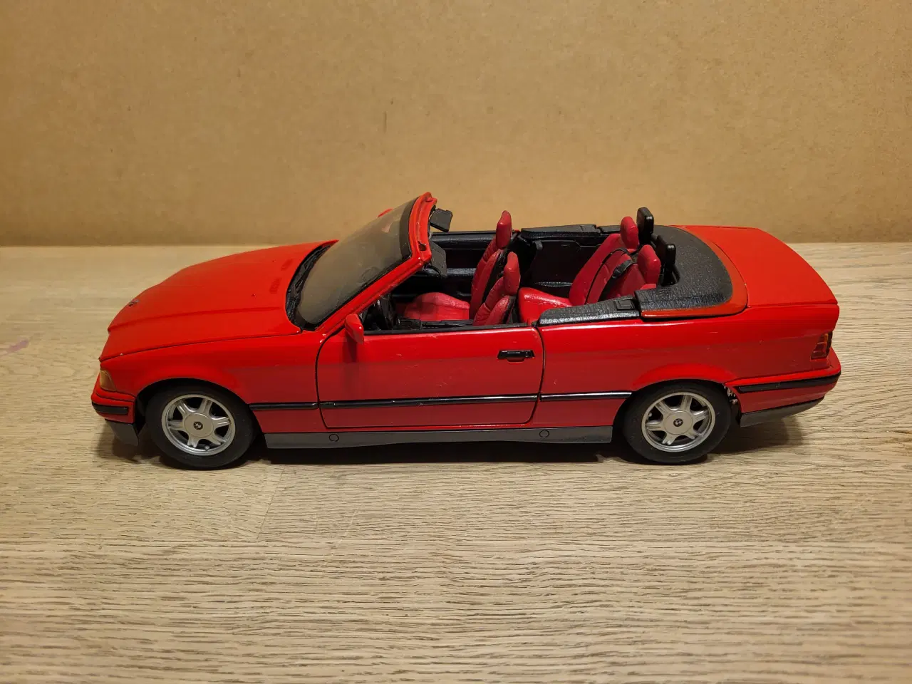 Billede 1 - Modelbil. BMW 325i Convertible (1993) Skala 1/18