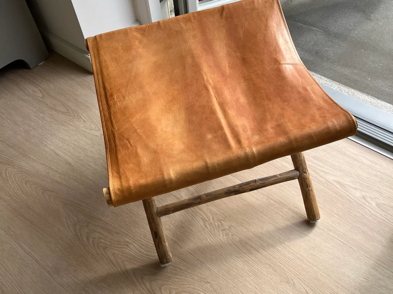 Billede 2 - Skammel med læder sæde