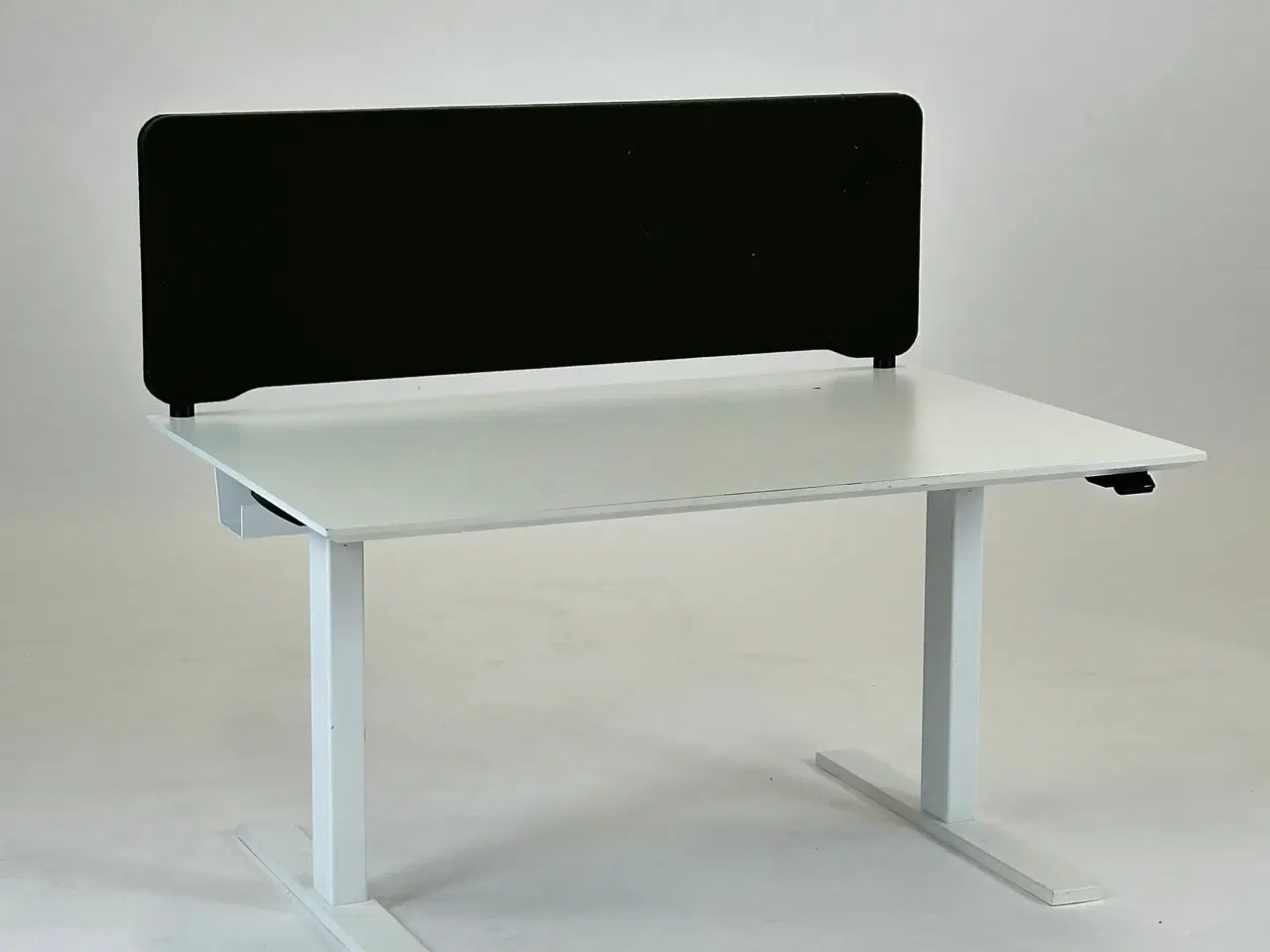 Billede 1 - Hæve-/sænkebord 120x80 med mørkegrøn skærmvæg - Linak