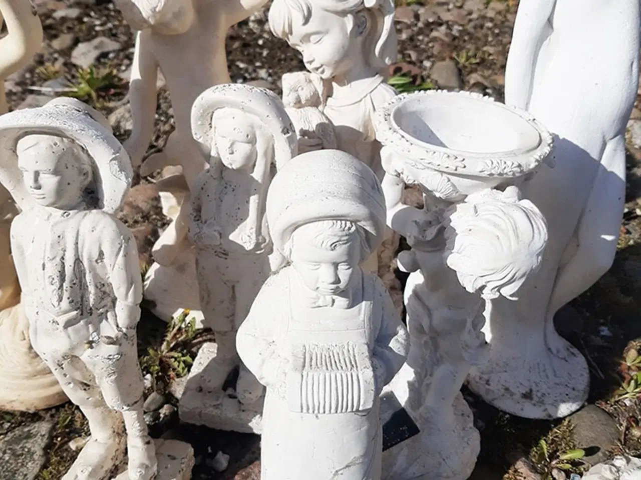 Billede 3 - Flotte havefigurer i hvid beton/sandsten 