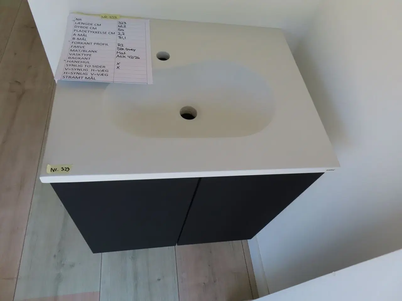 Billede 1 - Badeværelses arrangement - 2 stk. låger og KUMA vask