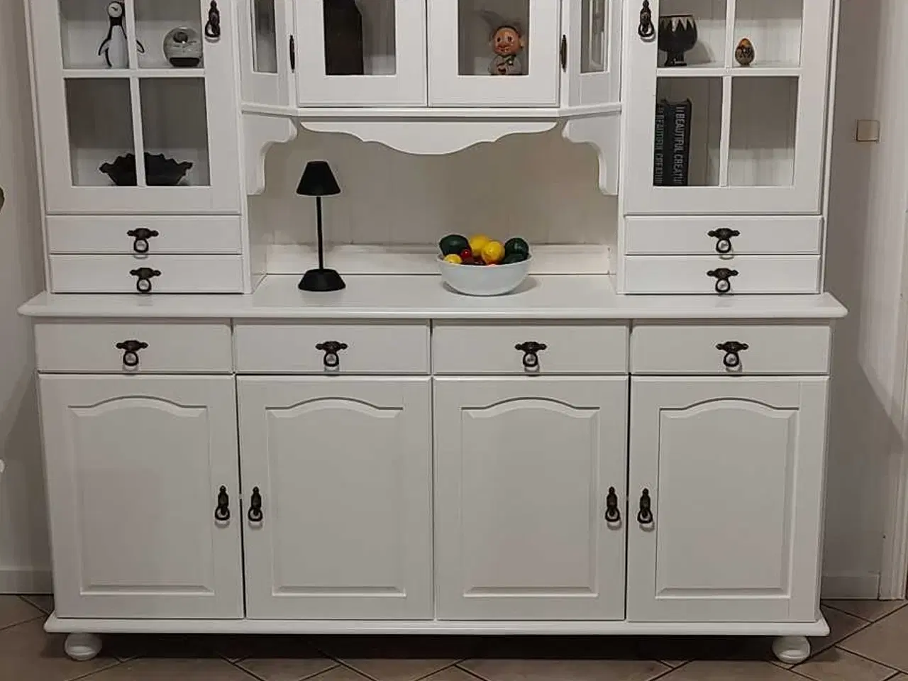 Billede 1 - Ny malet vitrineskab 