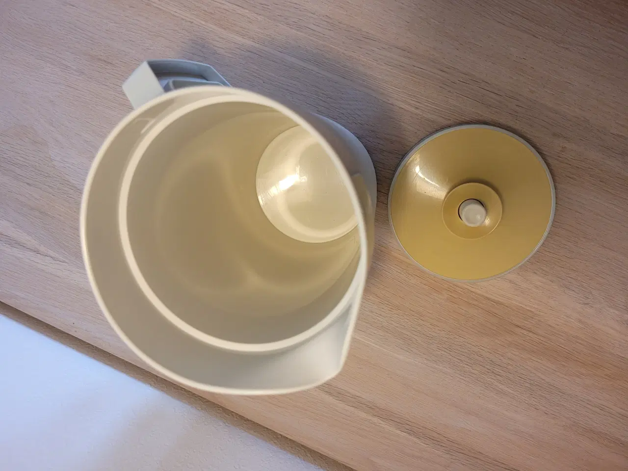 Billede 2 - Tupperware kande med tryk låg gl. model