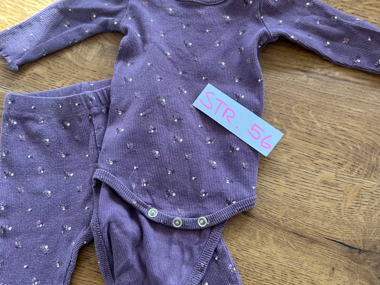 Billede 1 - Babytøj til pige str 56