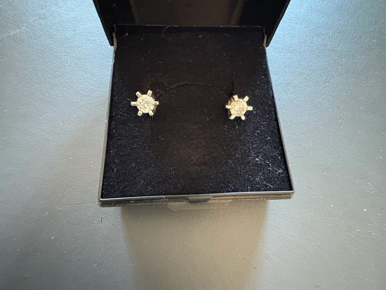 Billede 1 - Ørestikker i 14 kt. Diamant er 0,50 