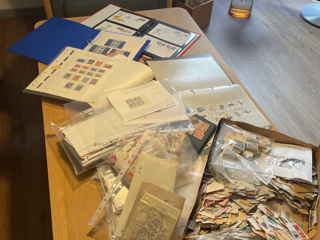 Billede 1 - Frimærker m.m. sælges.