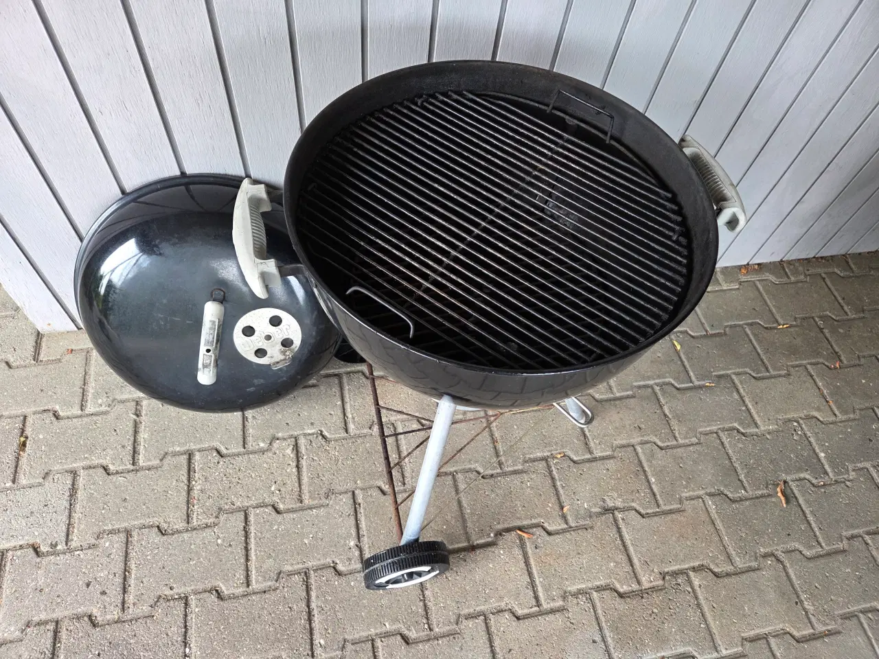 Billede 2 - Weber kuglegril til kul 47 cm. (den lille)