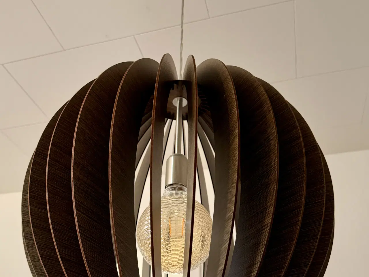 Billede 1 - Rund brun loftlampe i trælameller