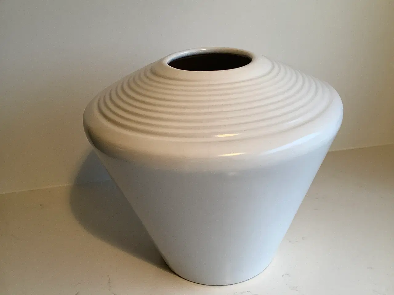 Billede 1 - Hvid rillet vase