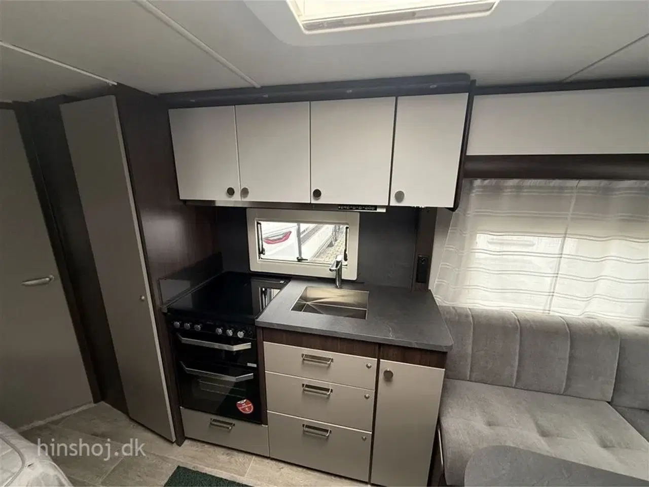 Billede 8 - 2025 - Polar Blueline 520 FD   Lækker luksus vintervogn med dobbeltseng, rundsiddegruppe fra Hinshøj Caravan