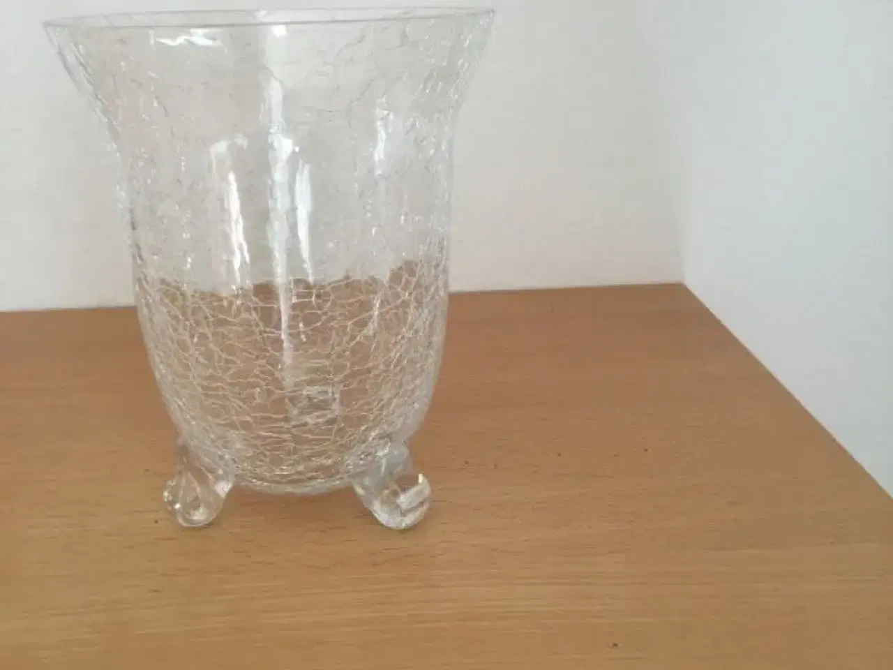 Billede 3 - Glasvase på 3 små fødder. Ligner krakeleret glas!