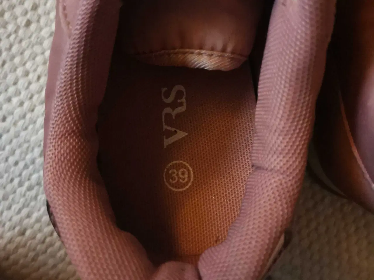 Billede 4 - Som ny sko, med satin snørebånd 5 kr🌸