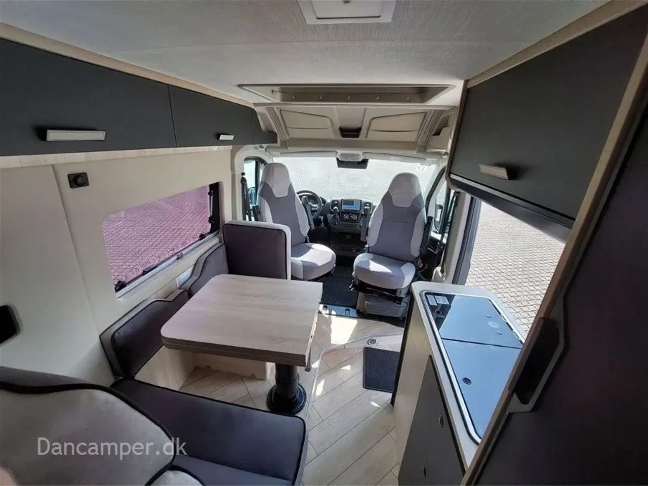 Billede 7 - 2025 - Chausson   Van som familiecamper med 5 selepladser, pop-up og masser af sovepladser på kun 5,99 cm længde.