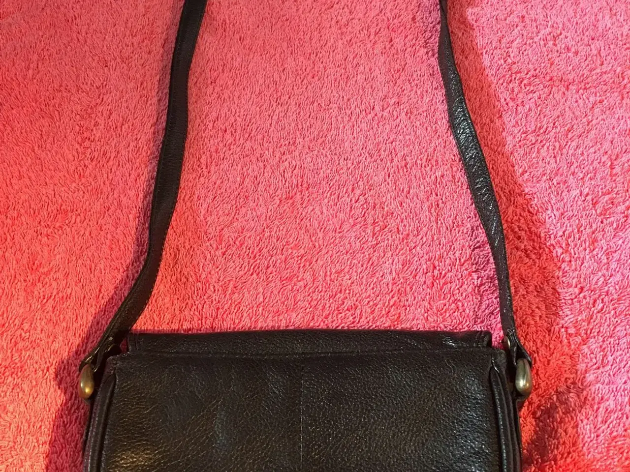 Billede 3 - Lille sort læder taske til salg