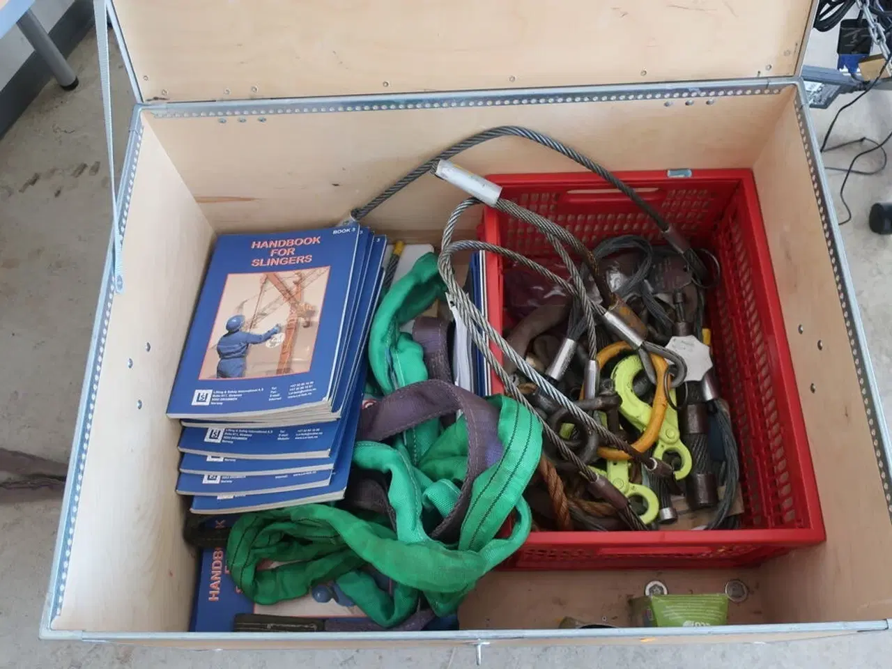 Billede 3 - Kasse på hjul inkl. indhold (div. løftegrej)