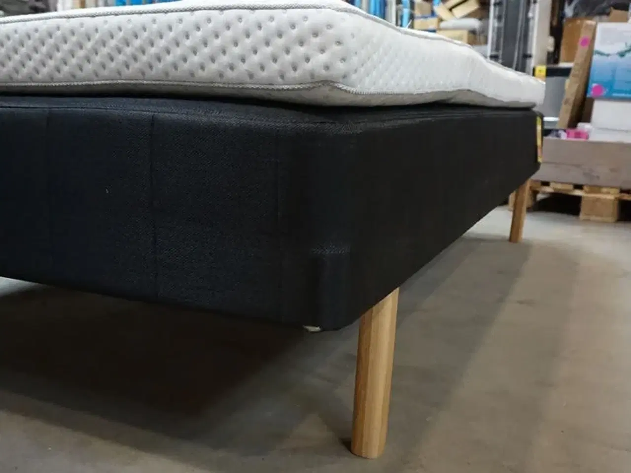 Billede 5 - Huma Premium Boxseng med træben og Nordisk fjer Combi topmadras 120x200 cm