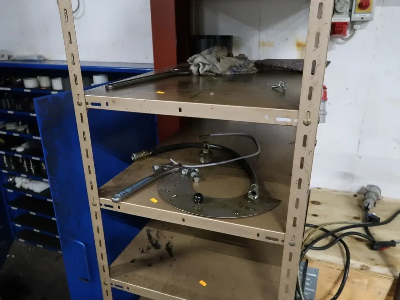 Billede 2 - Reol med indhold