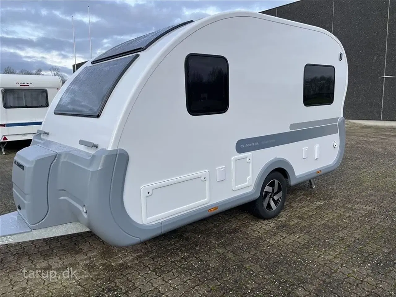 Billede 3 - 2026 - Adria Action 391 PD   Tværstillet dobbeltseng, L-siddegruppe, LED-kanallys, TV-holder,  alufælge, panorama-vindue, stort køleskab, el-gulv-varme, Truma Combi 4