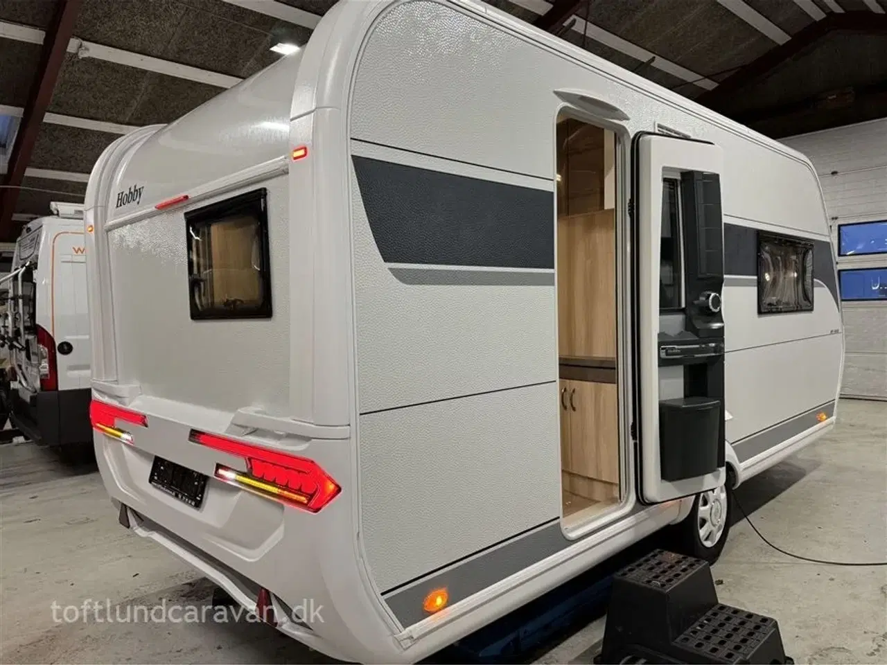 Billede 13 - 2024 - Hobby De Luxe 460 SFf   Sønderjyllands aut. HOBBY forhandler. Midter-placeret dobbeltseng! NU PÅ LAGER TIL OMGÅENDE LEVERING !
