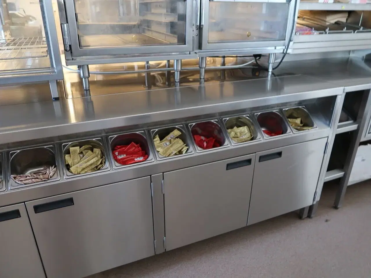 Billede 7 - Rustfri stålbord med indhold (varmeskabe medfølger ikke)