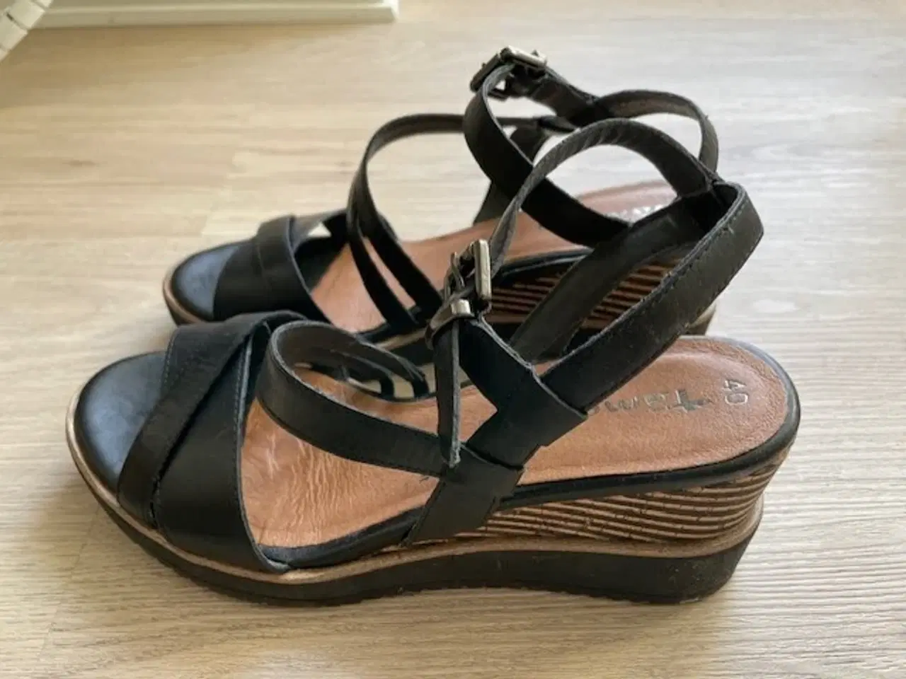 Billede 3 - Tamaris sort sandal med kinahæl