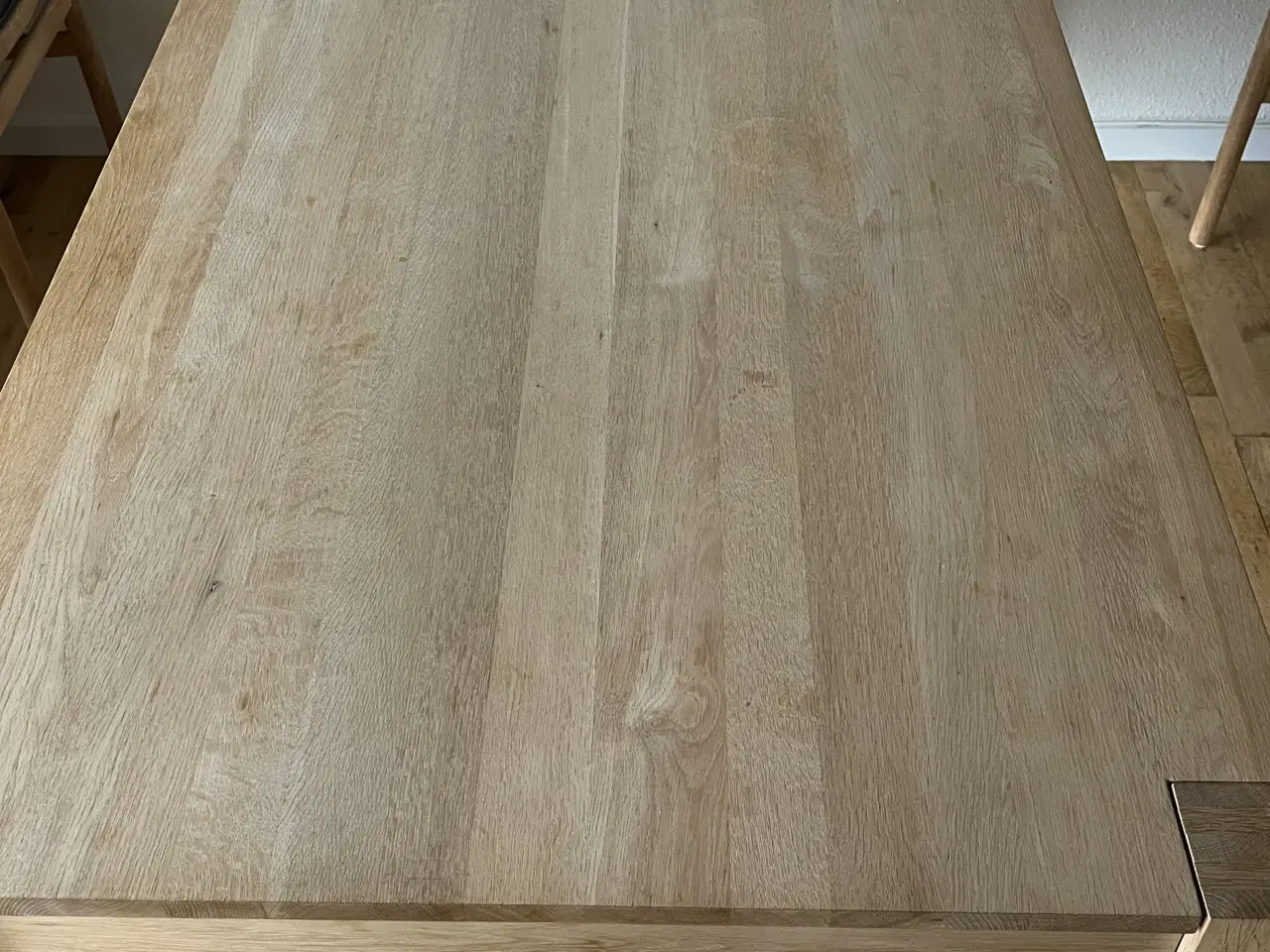 Billede 2 - Massiv spisebord i eg