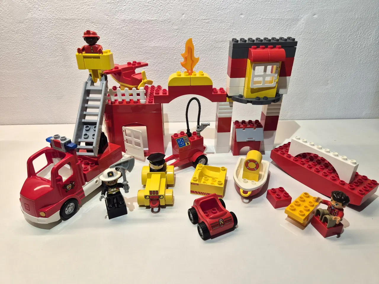 Billede 1 - Duplo Brandstation, Brandbil med blink, Lille båd,