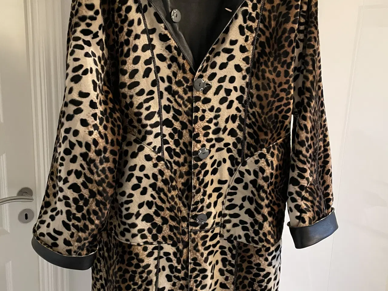 Billede 2 - Vendbar skindjakke sort skind / Leopard