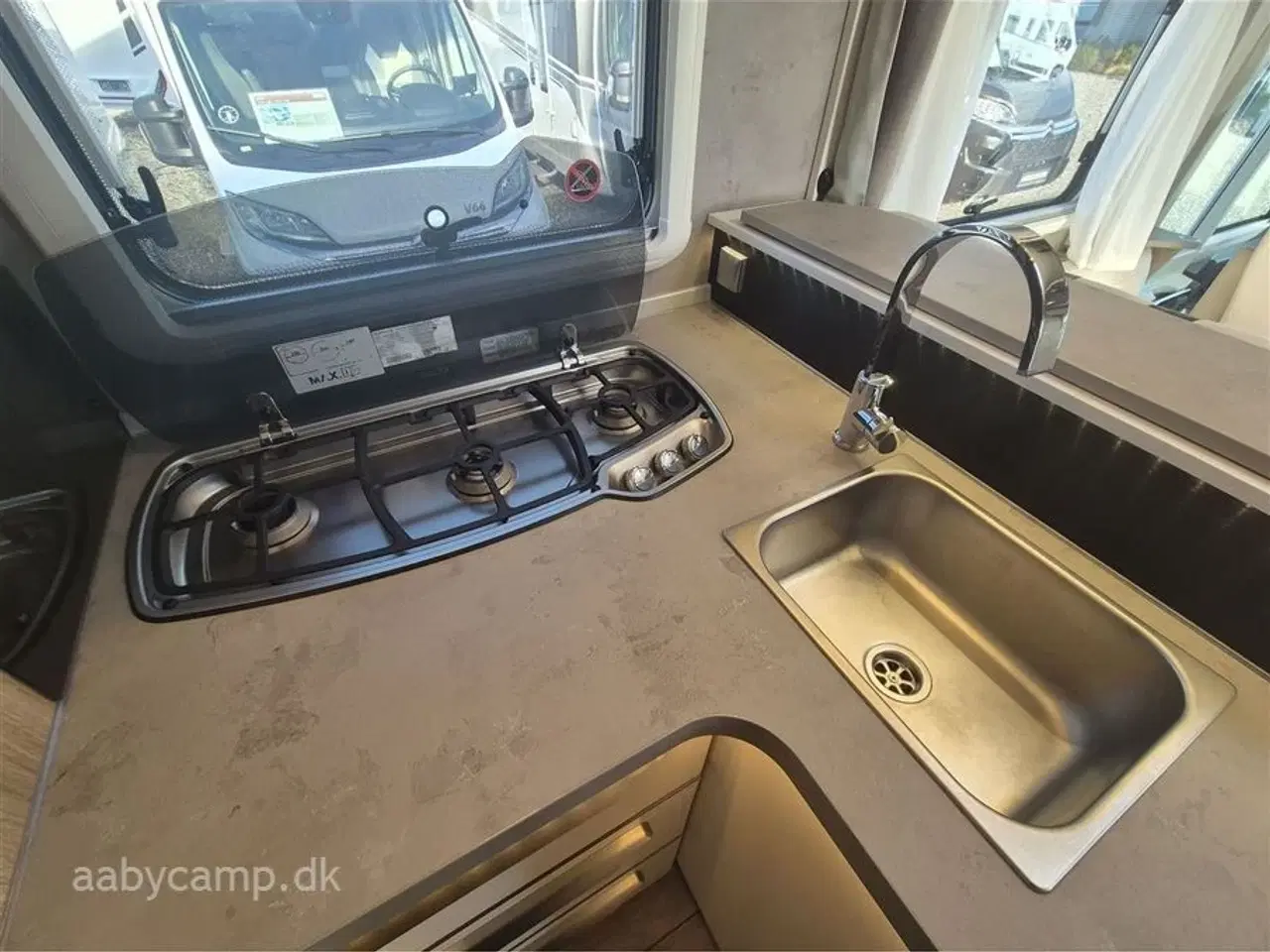 Billede 16 - 2018 - Knaus Sky I 700 LEG   Automatgear. markise. 2x batterier. 2x solceller. Dometic A/C. Elektrisk indgangstrin. Dellæder.