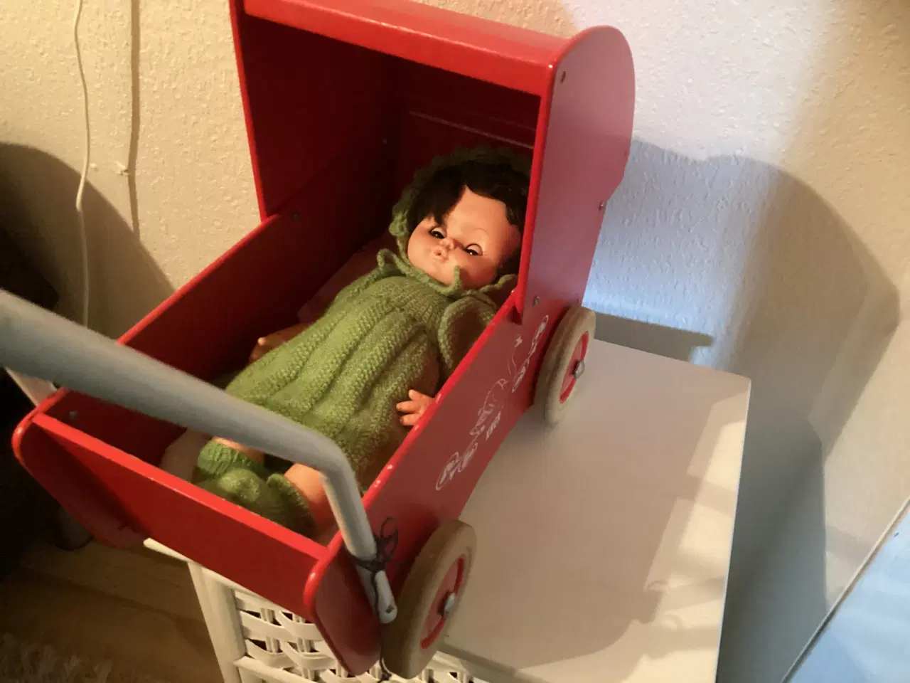 Billede 2 - Rød Krea dukkevogn med dukke og puder